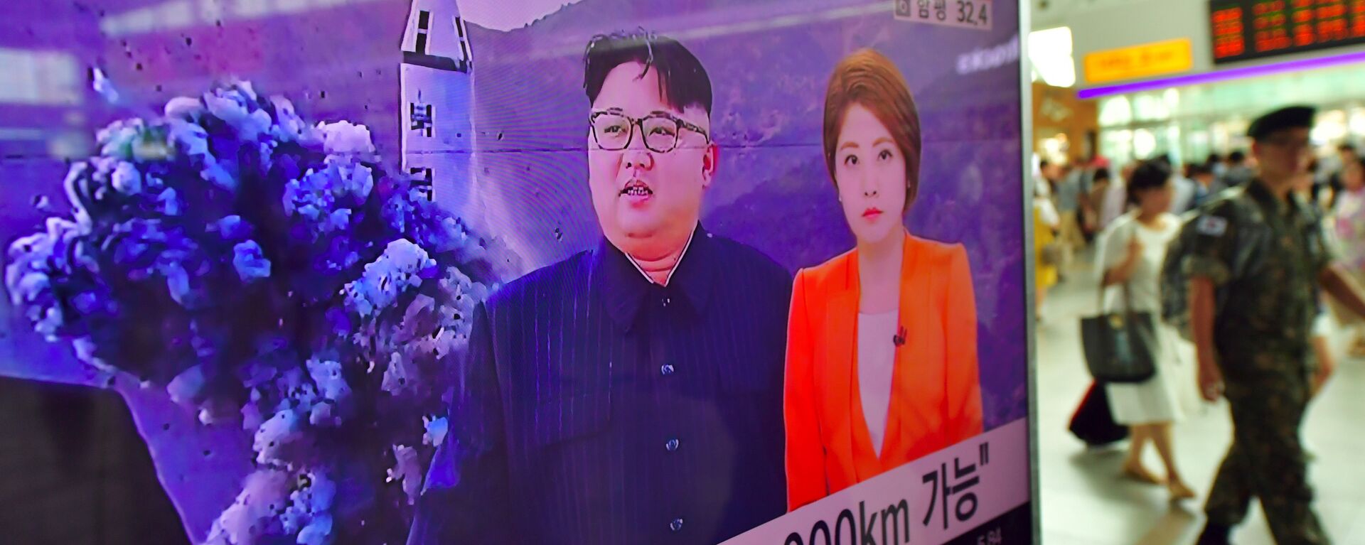Soldado sul-coreano (à direita) passa por tela de televisão com noticiário sobre o teste de míssil balístico lançado por submarino da Coreia do Norte em uma estação ferroviária em Seul, Coreia do Norte, 25 de agosto de 2016 - Sputnik Brasil, 1920, 09.09.2023