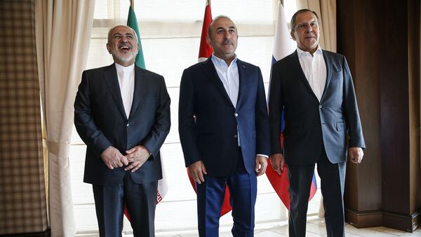 Os chanceleres iraniano, turco e russo durante uma reunião trilateral na Turquia, em 19 de novembro de 2017 - Sputnik Brasil
