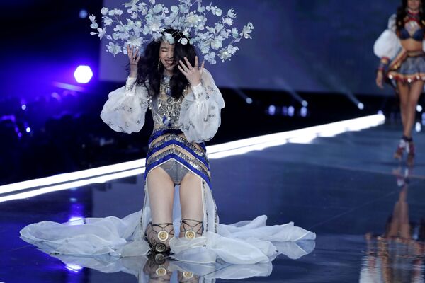 Modelo Ming Xi cai durante o desfile da Victoria's Secret em Xangai, China - Sputnik Brasil