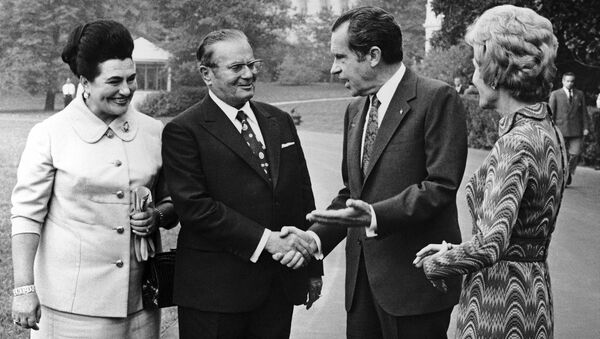 Presidente norte-americano, Richard Nixon, o seu homólogo iugoslavo, Josip Broz Tito, e suas esposas perto da Casa Branca, Washington, EUA, 1971 - Sputnik Brasil