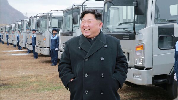 Líder norte-coreano Kim Jong-un durante visita a uma fábrica de caminhões do país asiático - Sputnik Brasil