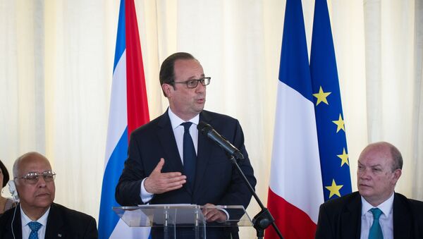 O presidente da França, François Hollande, ao lado do vice-presidente do Conselho de ministros de Cuba, Ricardo Cabrisas (esquerda), e do ministro cubano do Comércio Exterior e Investimento Estrangeiro, Rodrigo Malmierca - Sputnik Brasil