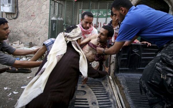 Soldado ferido durante confrontos com houthis no Iêmen - Sputnik Brasil