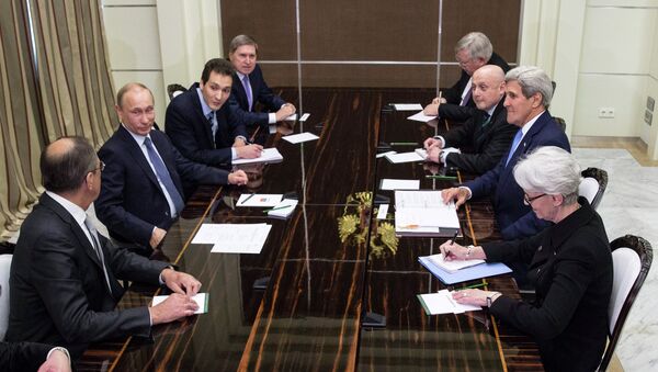 John Kerry (2nd R), secretário de Estado americano, com o Presidente russo Vladimir Putin (2nd L) na residência presidencial Bocharov Ruchey em Sochi - Sputnik Brasil
