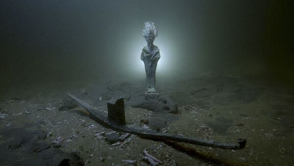 Estátua encontrada perto dos navios naufragados há mais de 2.000 anos perto da costa da cidade de Alexandria (Egito) - Sputnik Brasil