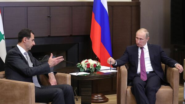 O presidente da Síria, Bashar Assad, conversa com o seu homólogo russo, Vladimir Putin, em 20 de novembro de 2017 - Sputnik Brasil