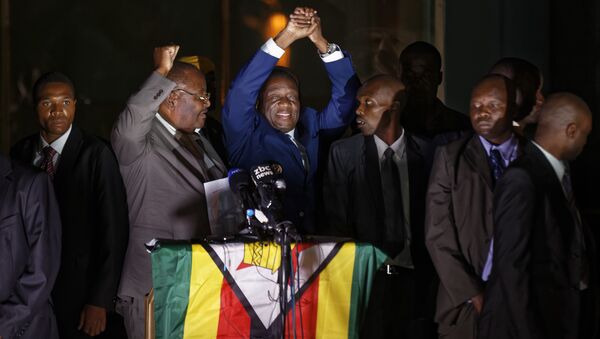 Futuro presidente zimbabuano, Emmerson Mnangagwa, saúda apoiadores fora da sede do partido governante, 22 de novembro de 2017 - Sputnik Brasil