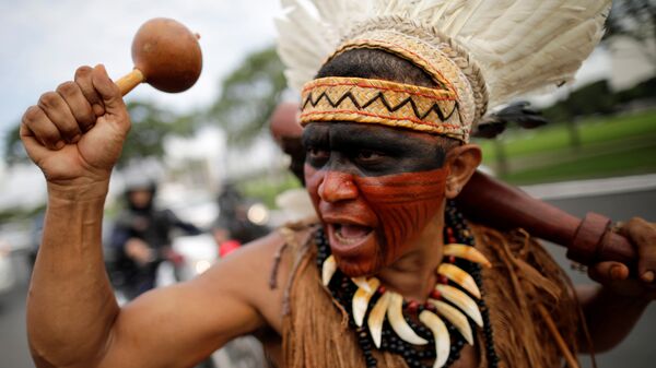 Índio pataxó participando de protesto contra demarcação das terras indígenas, Esplanada dos Ministérios, Brasília - Sputnik Brasil