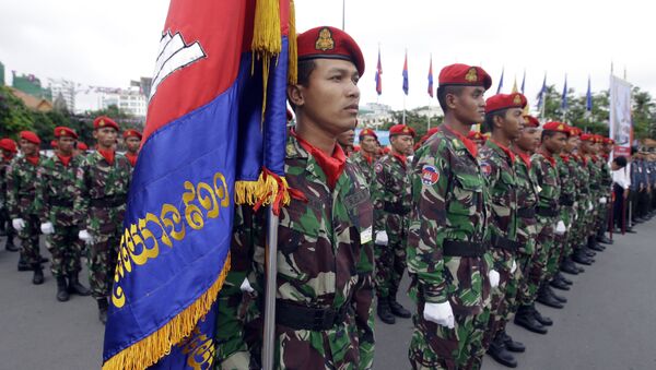 Cambodian soldiers attend the Independence Day celebrations in Phnom Penh, Cambodia, Thursday, Nov. 9, 2017. Some hundreds of civil servants and students gathered to mark the country's 64th Independence Day. The country gained independence from France on Nov. 9, 1953. - Sputnik Brasil
