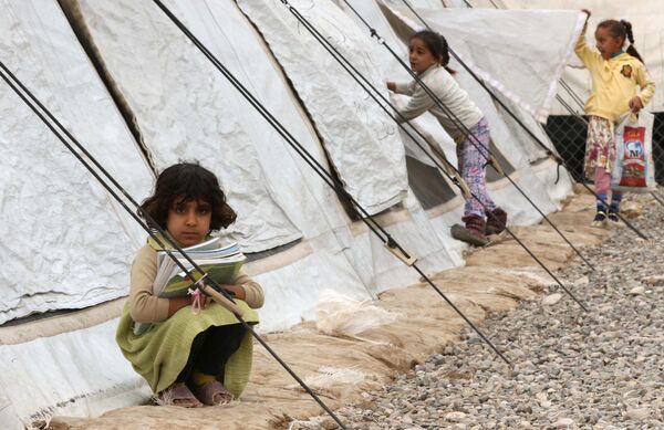 Crianças iraquianas na escola da ONU em um campo para refugiados - Sputnik Brasil