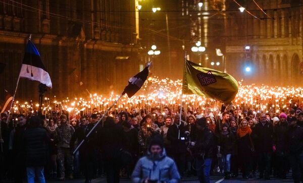 Marcha com fachos por ocasião do Dia da Independência da Letônia, Riga - Sputnik Brasil