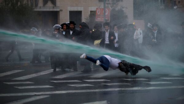 Pedestre é atingida por canhão d'água durante manifestação de judeus ortodoxos em Jerusalém - Sputnik Brasil