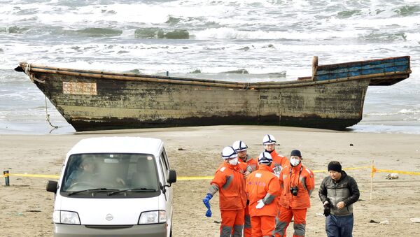 Barco de madeira com oito cadáveres a bordo, encontrado junto à costa japonesa, 27 de novembro de 2017 - Sputnik Brasil