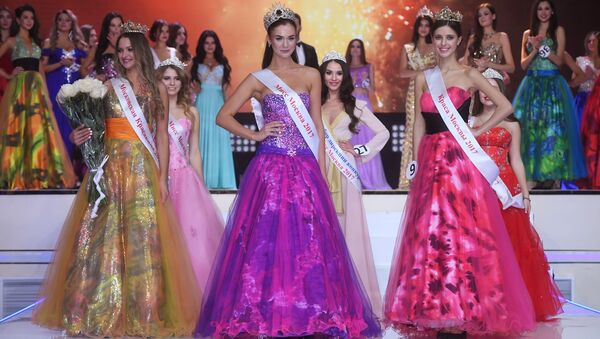 Vencedora do concurso Miss Moscou 2017, Elizaveta Lopatina (centro) com outras participantes - Sputnik Brasil