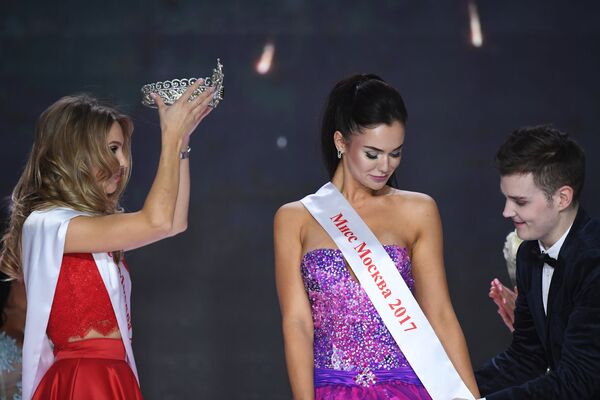 Vencedora do Miss Moscou 2016, Tatyana Tsimfer, com Miss Moscou 2017, Elizaveta Lopatina - Sputnik Brasil