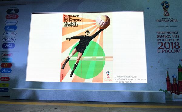 Pôster oficial da Copa do Mundo de 2018 na Rússia, que homenageia o jogador soviético Lev Yashin, o Aranha Negra, considerado um dos maiores goleiros da história do futebol - Sputnik Brasil