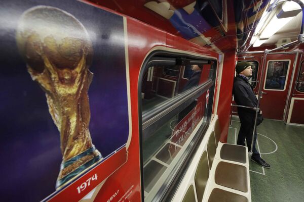 Passageiro no trem oficial da Copa do Mundo de 2018 dedicado à história dos campeonatos de futebol do mundo - Sputnik Brasil
