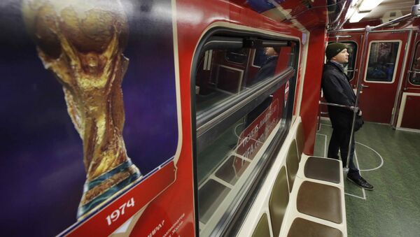 Passageiro no trem oficial da Copa do Mundo de 2018 dedicado à história dos campeonatos de futebol do mundo - Sputnik Brasil