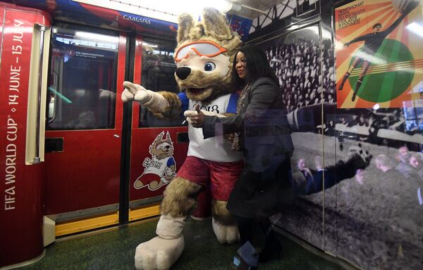 Secretária-geral da FIFA, Fatma Samoura, perto do mascote oficial da Copa do Mundo de 2018, lobo Zabivaka, no trem especialmente desenhado para o maior evento futebolístico russo - Sputnik Brasil