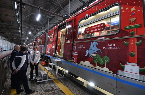 Design da parte exterior do trem dedicado à Copa do Mundo que circula no metrô de Moscou - Sputnik Brasil