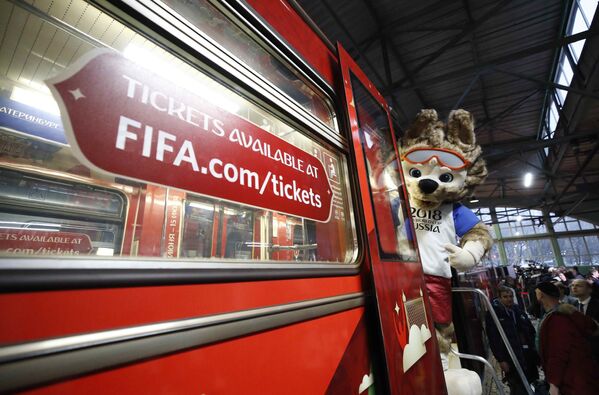 Mascote oficial da Copa do Mundo de 2018, lobo Zabivaka, exibido durante apresentação do trem oficial da Copa do Mundo de 2018 que será realizada na Rússia - Sputnik Brasil