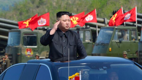 Líder norte-coreano, Kim Jong-un, ao inspecionar tropas de artilharia - Sputnik Brasil