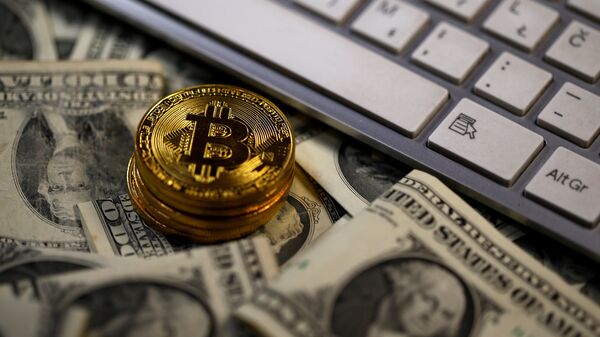 Moedas virtuais, bitcoins, cédulas de dólares - Sputnik Brasil