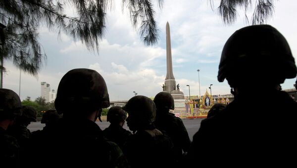 Thai soldiers stand guard at Victory Monument in Bangkok, Thailand - Sputnik Brasil