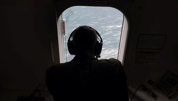 Oficial da Marinha dos EUA ajuda a buscar o submarino ARA San Juan - Sputnik Brasil
