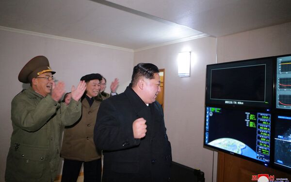 Líder norte-coreano, Kim Jong-un festeja lançamento bem-sucedido do míssil Hwasong-15 - Sputnik Brasil