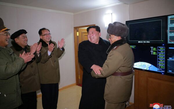 Kim Jong festeja lançamento bem-sucedido do míssil Hwasong-15 - Sputnik Brasil
