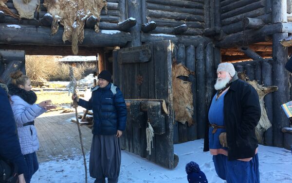 Moradores do parque Viking saúdam os visitantes antes de efetuar uma excursão pelo povoado do povo escandinavo - Sputnik Brasil
