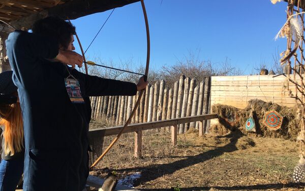 Jornalista pratica tiro com arco no parque Viking, na península da Crimeia - Sputnik Brasil