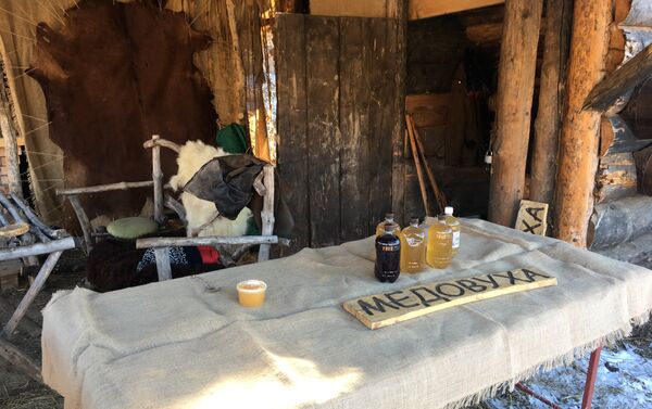 Mesa com uma das bebidas alcoólicas prediletas dos vikings, a medovukha ou hidromel, preparada de água, mel e fermentos - Sputnik Brasil