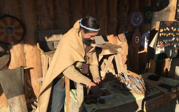 Um dos moradores do parque Viking que se ocupa da fabricação de amuletos com runas, peças militares da época e cunhagem de moedas - Sputnik Brasil