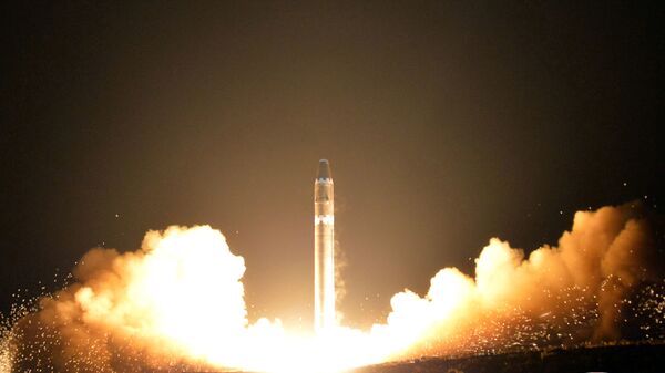 Lançamento do míssil balístico intercontinental norte-coreano Hwasong-15 - Sputnik Brasil