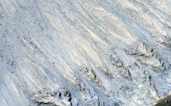 Faixas escuras na superfície marciana que surgiram na sequência do movimento de fluxos de areia seca, capturadas pela sonda da NASA, Mars Reconnaissance Orbiter - Sputnik Brasil