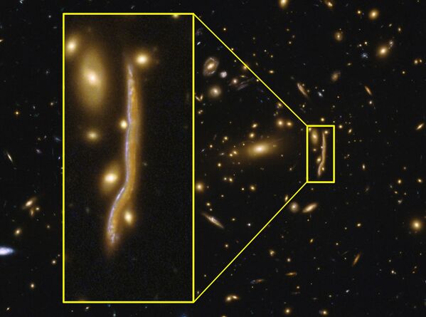 Foto de uma galáxia peculiar que se tornou parecida com uma serpente gigantesca em resultado da sua distorção por lentes gravitacionais - Sputnik Brasil