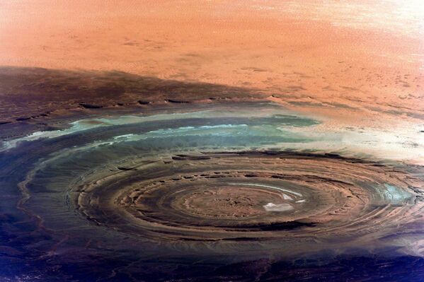 Famosa estrutura geológica de Richat, conhecida também como Olho da África, com diâmetro de cerca de 50 km, localizada na parte mauritana do deserto de Saara, fotografada do espaço - Sputnik Brasil