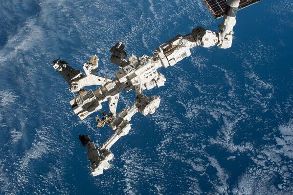Sistema Móvel de Serviço, Canadarm2, na Estação Espacial Internacional - Sputnik Brasil