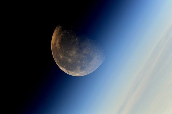 Imagem da Lua tirada pelo cosmonauta da agência federal espacial russa Roscosmos, Sergei Ryazansky, de bordo da Estação Espacial Internacional - Sputnik Brasil