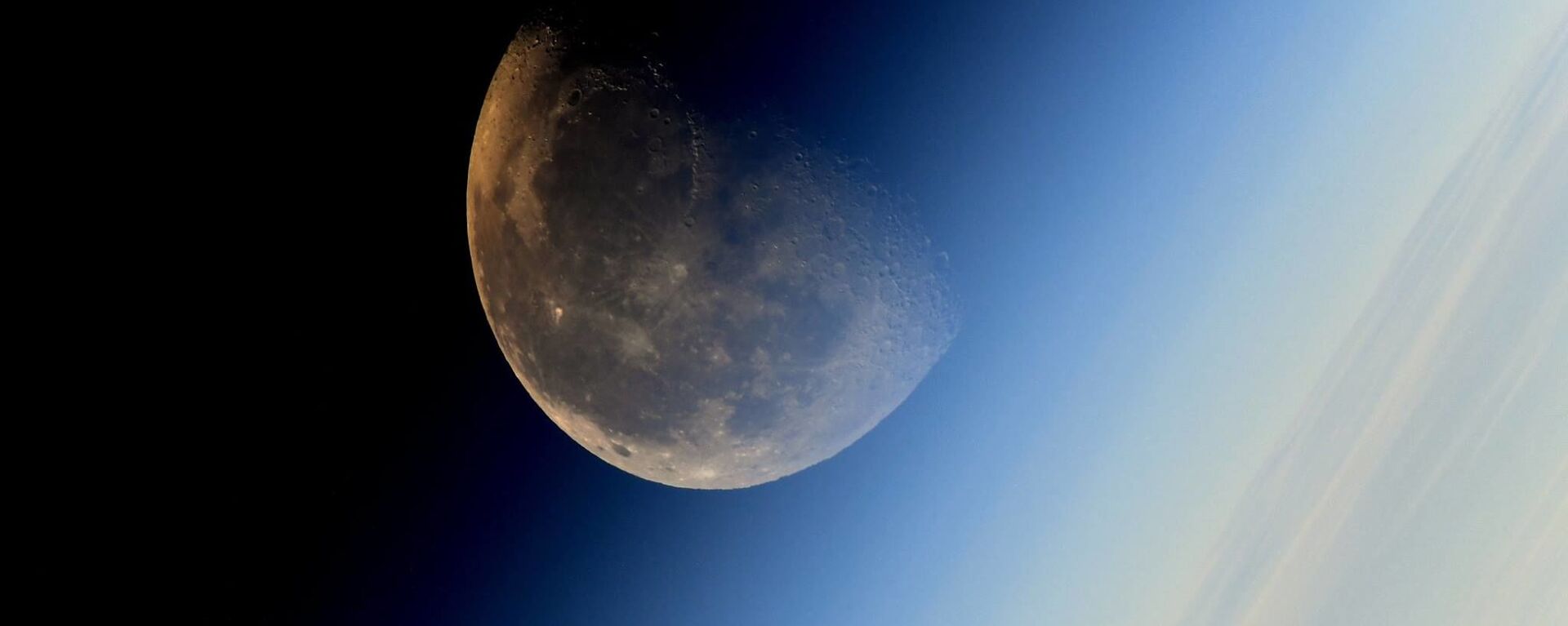Imagem da Lua tirada pelo cosmonauta da agência federal espacial russa Roscosmos, Sergei Ryazansky, de bordo da Estação Espacial Internacional - Sputnik Brasil, 1920, 12.03.2021