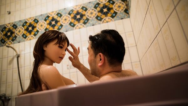 Japonês tomando banho com sua boneca sexual - Sputnik Brasil
