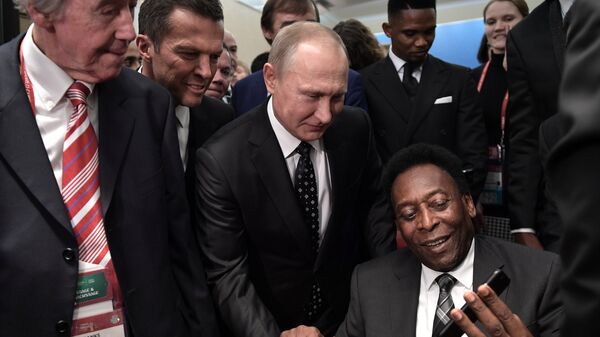 Pelé se encontra com o presidente russo, Vladimir Putin, na cerimônia do sorteio dos grupos da Copa do Mundo Rússia 2018 - Sputnik Brasil