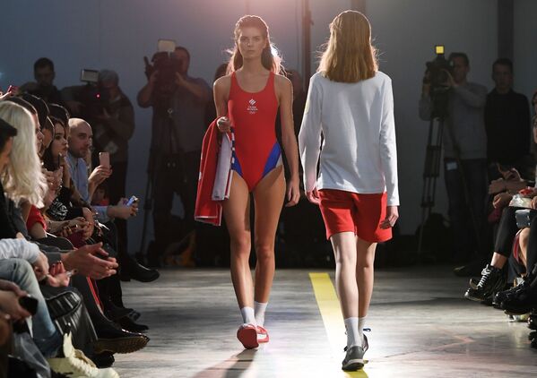 Modelos mostram roupa esportiva e equipamentos da seleção olímpica em Moscou - Sputnik Brasil