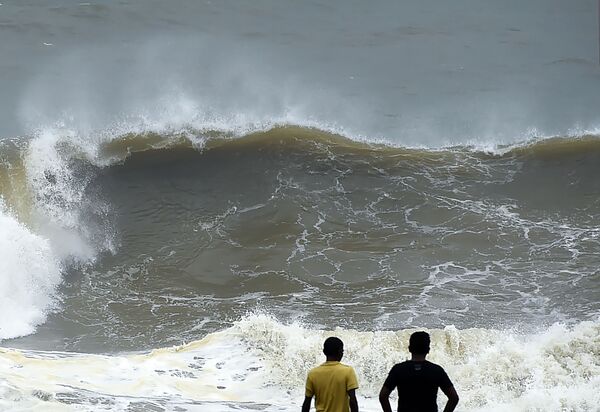 Ondas altíssimas na costa de Colombo, Sri Lanka - Sputnik Brasil