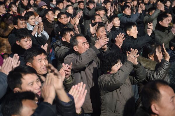 Moradores de Pyongyang após saberem notícias sobre o lançamento bem-sucedido do míssil Hwasong-15 - Sputnik Brasil