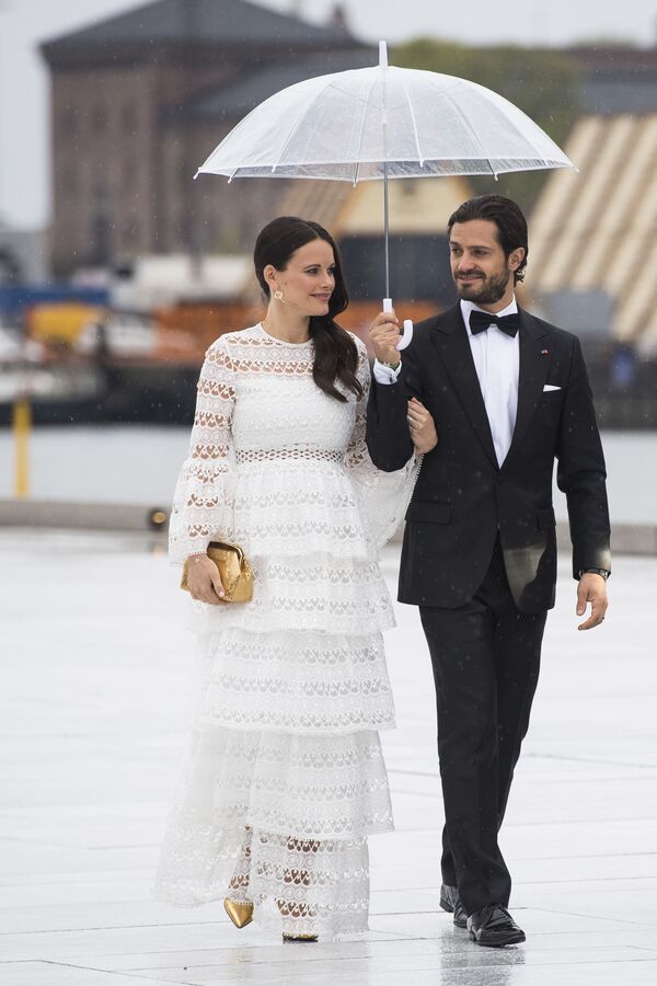 Modelo Sofia Kristina Hellqvist com seu marido príncipe Carl Philip da Suécia - Sputnik Brasil
