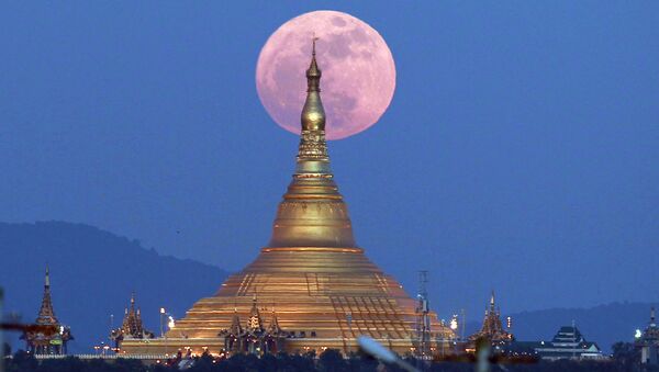 Lua nasce atrás do Pagode Uppatasanti, em Naypyidaw, Mianmar, em 3 de dezembro. - Sputnik Brasil