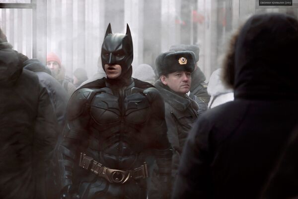 Famoso super-herói Batman perto de um policial russo - Sputnik Brasil